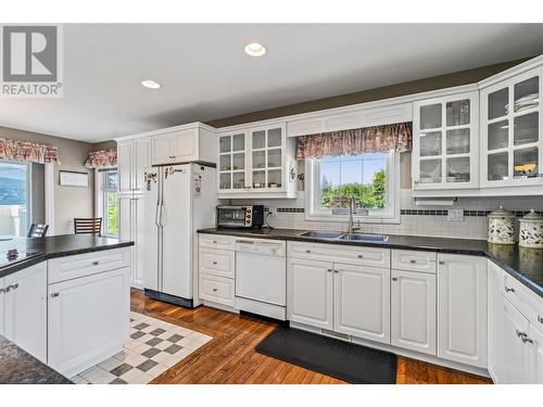 2422 Eagle Bay Road, Blind Bay, BC - Indoor Photo Showing Kitchen With Double Sink