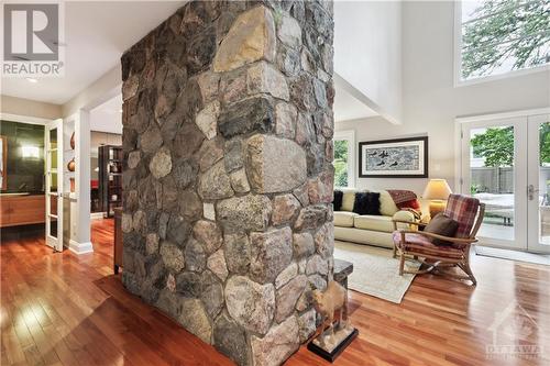 2282 Bowman Road, Ottawa, ON - Indoor Photo Showing Living Room