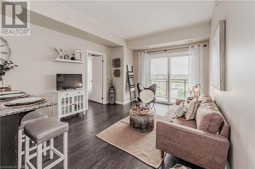 35 Kingsbury Square Square Unit# 313, Guelph, ON - Indoor Photo Showing Living Room