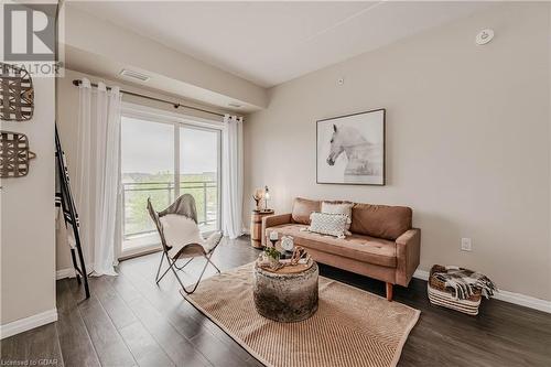 35 Kingsbury Square Square Unit# 313, Guelph, ON - Indoor Photo Showing Living Room