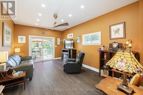 73 Wellington Street E, Brampton (Downtown Brampton), ON - Indoor Photo Showing Living Room