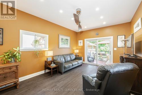 73 Wellington Street E, Brampton (Downtown Brampton), ON - Indoor Photo Showing Living Room