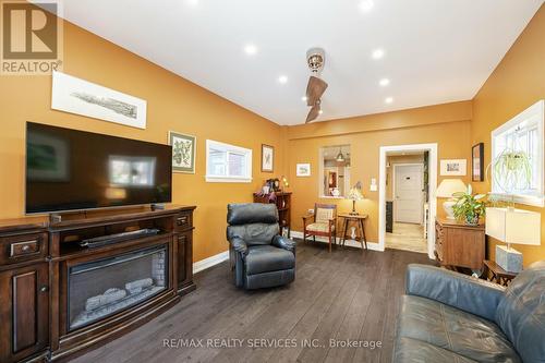 73 Wellington Street E, Brampton (Downtown Brampton), ON - Indoor Photo Showing Living Room