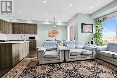 8 Bedrock Drive, Hamilton, ON - Indoor Photo Showing Living Room