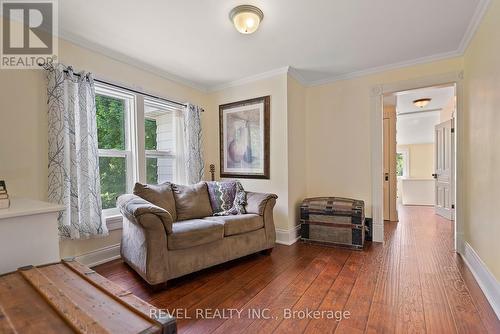 968 Church Street, Pelham, ON - Indoor Photo Showing Living Room