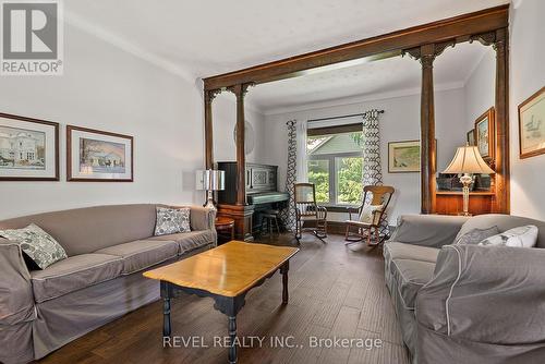 968 Church Street, Pelham, ON - Indoor Photo Showing Living Room