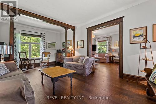 968 Church Street, Pelham, ON - Indoor Photo Showing Living Room