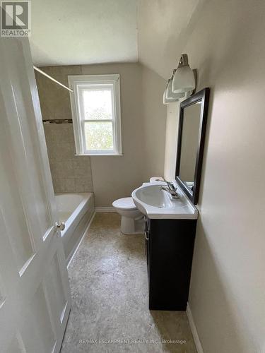 15 Jones Street, Hamilton (Stoney Creek), ON - Indoor Photo Showing Bathroom