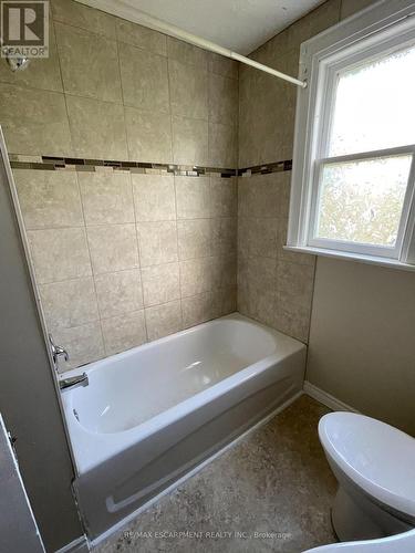 15 Jones Street, Hamilton (Stoney Creek), ON - Indoor Photo Showing Bathroom