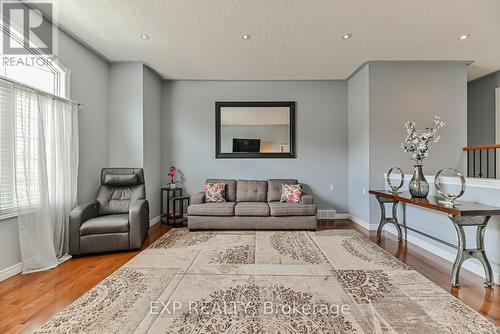 317 Sienna Crescent, Kitchener, ON - Indoor Photo Showing Living Room