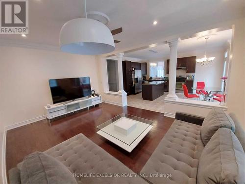 10 Kentview Crescent, Markham, ON - Indoor Photo Showing Living Room