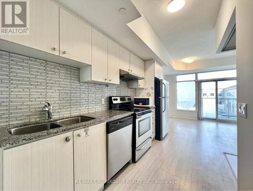 226 - 8323 Kennedy Road, Markham (Village Green-South Unionville), ON - Indoor Photo Showing Kitchen With Stainless Steel Kitchen With Double Sink With Upgraded Kitchen