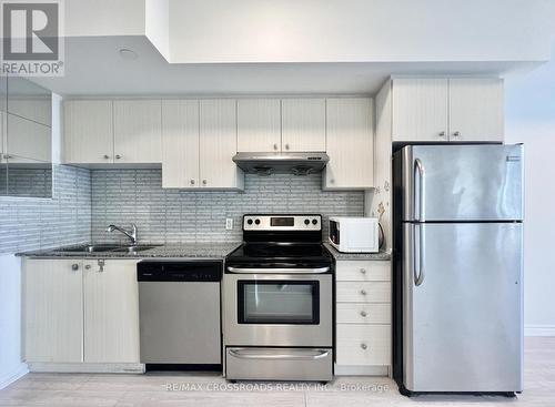 226 - 8323 Kennedy Road, Markham (Village Green-South Unionville), ON - Indoor Photo Showing Kitchen With Stainless Steel Kitchen