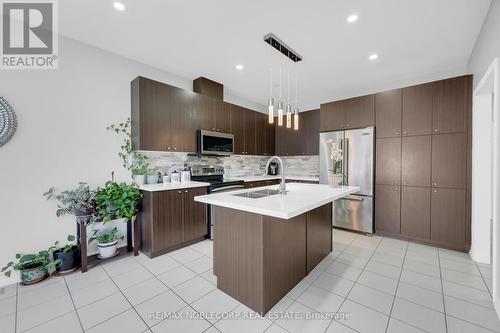 1 Walker Boulevard, New Tecumseth (Alliston), ON - Indoor Photo Showing Kitchen With Double Sink With Upgraded Kitchen