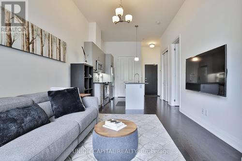 218 - 15277 Yonge Street, Aurora (Aurora Village), ON - Indoor Photo Showing Living Room