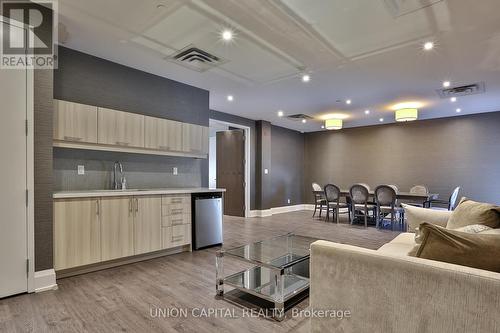 218 - 15277 Yonge Street, Aurora (Aurora Village), ON - Indoor