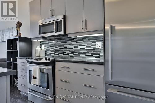 218 - 15277 Yonge Street, Aurora (Aurora Village), ON - Indoor Photo Showing Kitchen