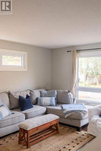 66 Second Street, Orillia, ON - Indoor Photo Showing Living Room