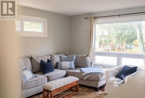 66 Second Street, Orillia, ON - Indoor Photo Showing Living Room