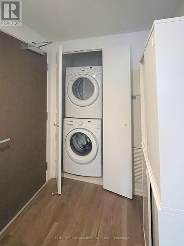 1001 - 1 Bloor Street E, Toronto, ON - Indoor Photo Showing Laundry Room