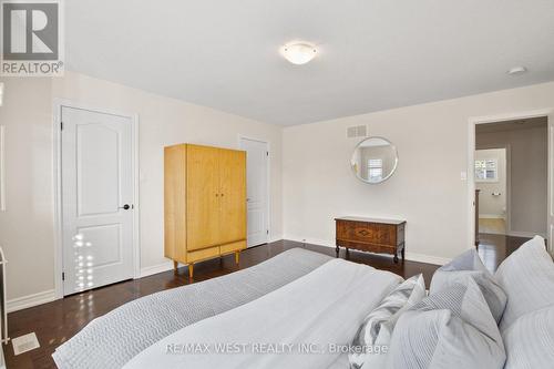 47 Burt Avenue, New Tecumseth (Alliston), ON - Indoor Photo Showing Bedroom