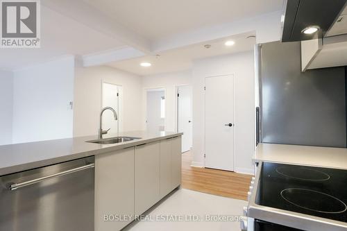 555 Birchmount Road, Toronto (Clairlea-Birchmount), ON - Indoor Photo Showing Kitchen