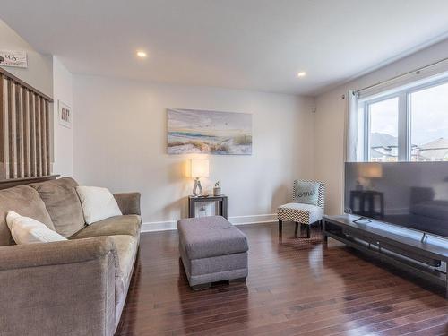 Living room - 209 Rue Beethoven, Vaudreuil-Dorion, QC - Indoor Photo Showing Living Room