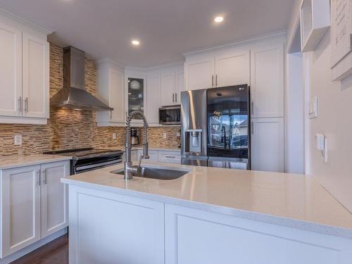 Kitchen - 209 Rue Beethoven, Vaudreuil-Dorion, QC - Indoor Photo Showing Kitchen With Upgraded Kitchen