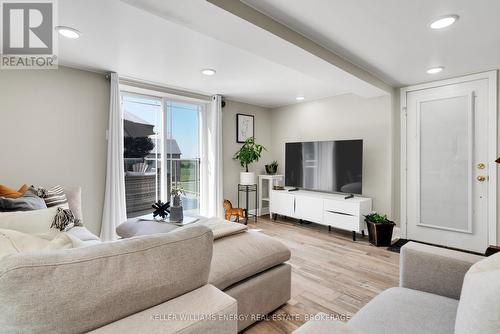 978 Newtonville Road, Clarington (Newcastle), ON - Indoor Photo Showing Living Room