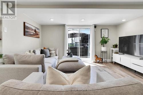 978 Newtonville Road, Clarington (Newcastle), ON - Indoor Photo Showing Living Room