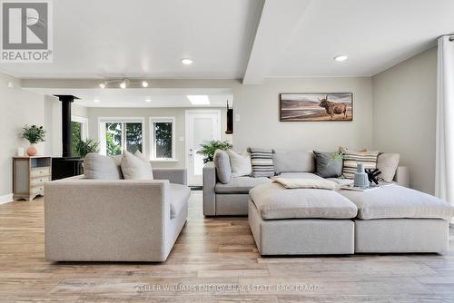 978 Newtonville Road, Clarington (Newcastle), ON - Indoor Photo Showing Living Room