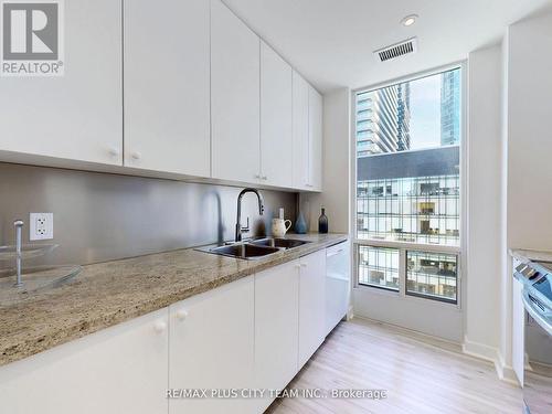 910 - 85 Bloor Street E, Toronto (Church-Yonge Corridor), ON - Indoor Photo Showing Kitchen With Double Sink