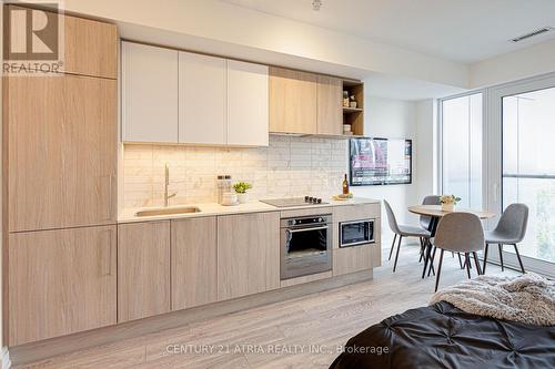 1711 - 2020 Bathurst Street, Toronto (Humewood-Cedarvale), ON - Indoor Photo Showing Kitchen