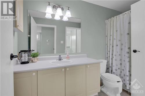 Main Bath upstairs - 119 Royalton Private, Ottawa, ON 