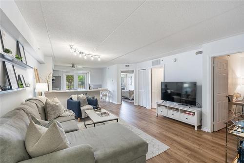 2035 Appleby Line|Unit #105, Burlington, ON - Indoor Photo Showing Living Room