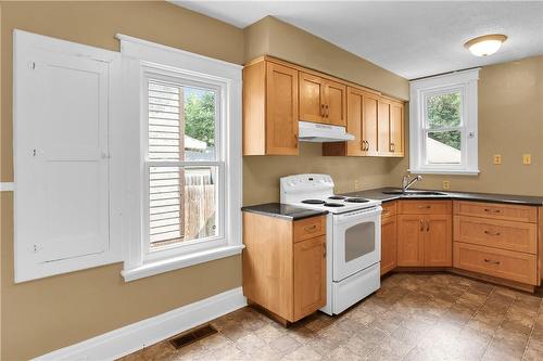 174 Lake Street, St. Catharines, ON - Indoor Photo Showing Kitchen