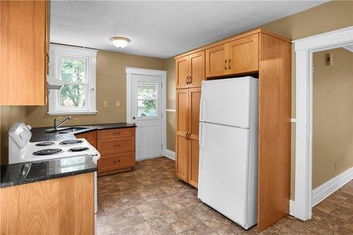 174 Lake Street, St. Catharines, ON - Indoor Photo Showing Kitchen