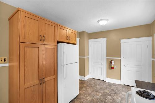 174 Lake Street, St. Catharines, ON - Indoor Photo Showing Kitchen