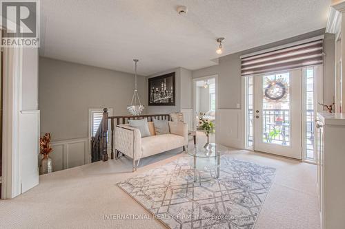 3360 Roma Avenue, Burlington, ON - Indoor Photo Showing Living Room