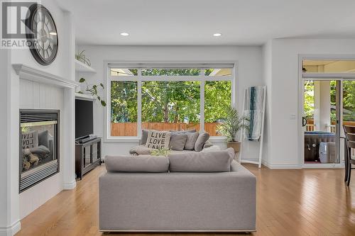 4813 Dillon Place, Kelowna, BC - Indoor Photo Showing Living Room