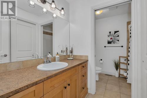 4813 Dillon Place, Kelowna, BC - Indoor Photo Showing Bathroom