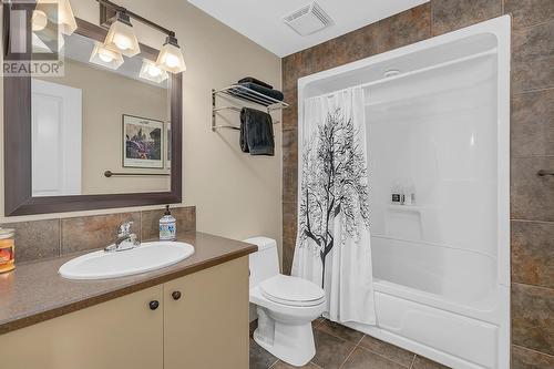 4813 Dillon Place, Kelowna, BC - Indoor Photo Showing Bathroom