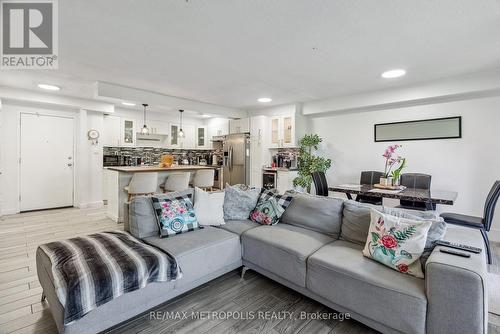 509 - 15 London Green Court, Toronto (Glenfield-Jane Heights), ON - Indoor Photo Showing Living Room