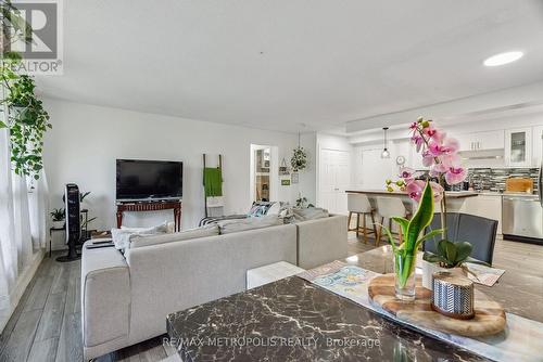 509 - 15 London Green Court, Toronto, ON - Indoor Photo Showing Living Room