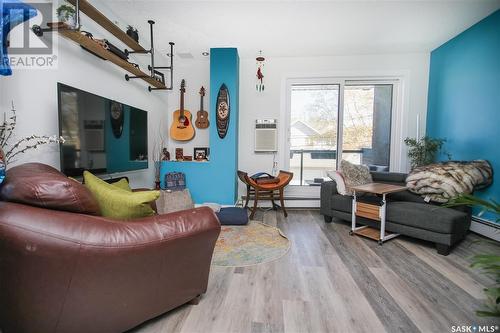 210 512 4Th Avenue N, Saskatoon, SK - Indoor Photo Showing Living Room