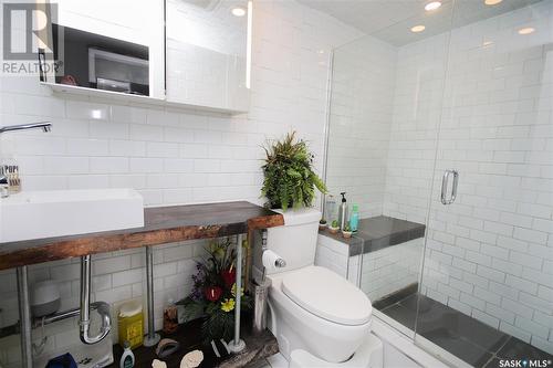 210 512 4Th Avenue N, Saskatoon, SK - Indoor Photo Showing Bathroom