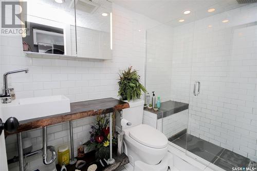 210 512 4Th Avenue N, Saskatoon, SK - Indoor Photo Showing Bathroom