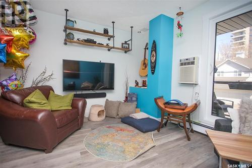 210 512 4Th Avenue N, Saskatoon, SK - Indoor Photo Showing Living Room