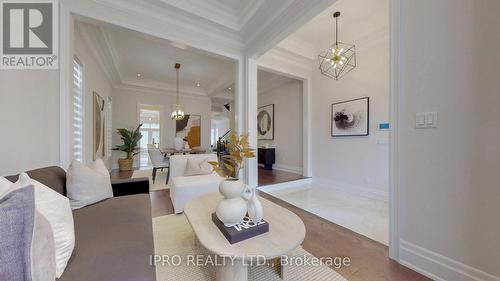 3029 Parsonage Crescent, Oakville, ON - Indoor Photo Showing Living Room