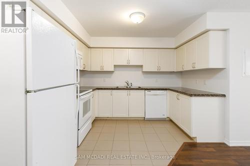 15 - 2464 Post Road, Oakville (River Oaks), ON - Indoor Photo Showing Kitchen With Double Sink